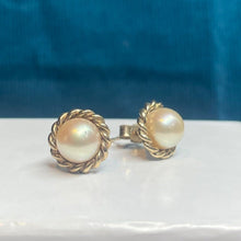 9ct Yellow Gold Pearl Studs
