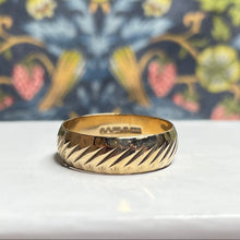 9ct Yellow Gold Patterned Band