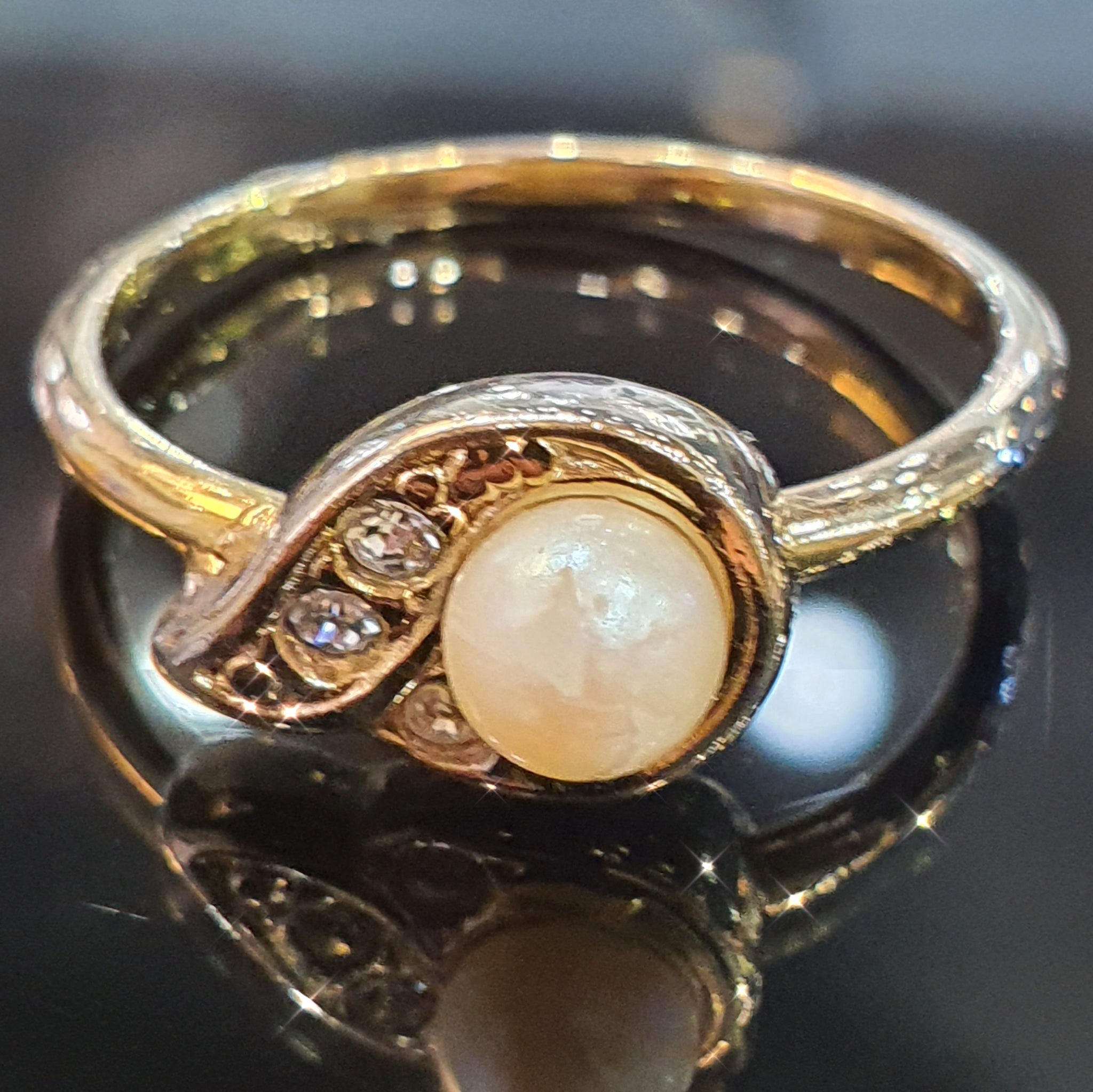 Pearl Ring set on 9ct yellow gold